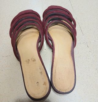 Sandalias moradas con tiras