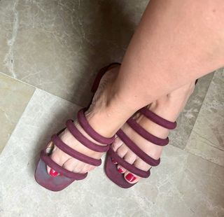 Sandalias moradas con tiras