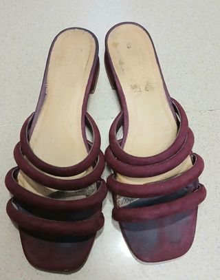 Sandalias moradas con tiras