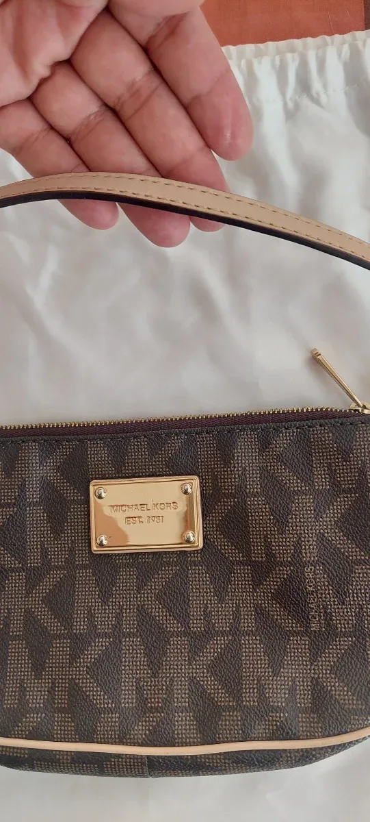 Bolso Michael Kors Pochette Marrón y Dorado