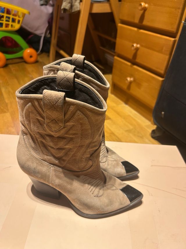 Botas Lola cruz cowboy ante beige talla 37