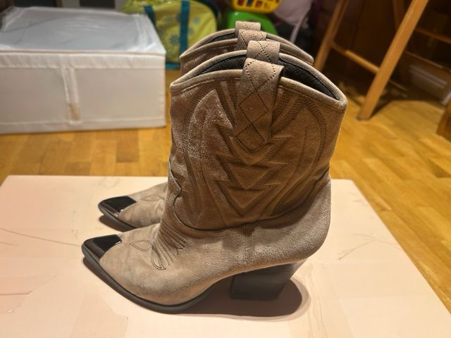 Botas Lola cruz cowboy ante beige talla 37