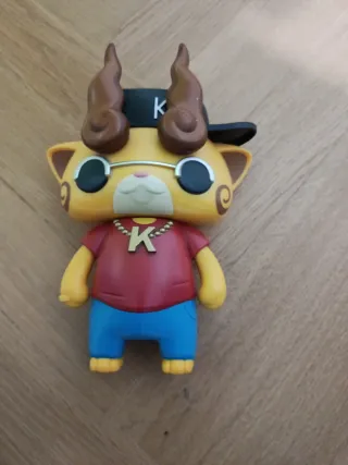 Muñeco gato con cuernos y gorra. Canta