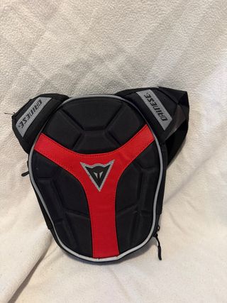 Bolsa pierna Dainese negra y roja