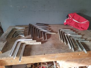 Escuadras metálicas para estanterías