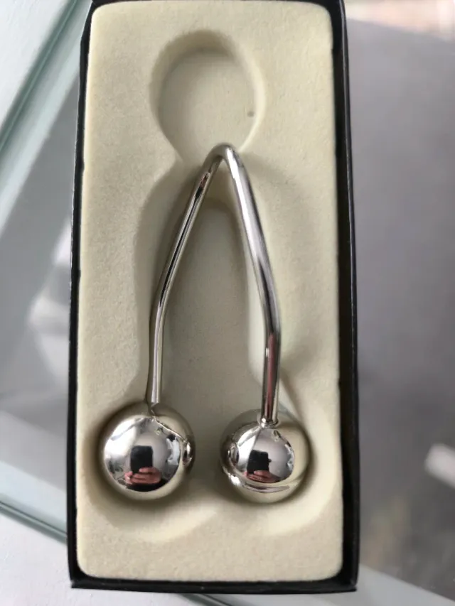 Llavero de metal con dos bolas