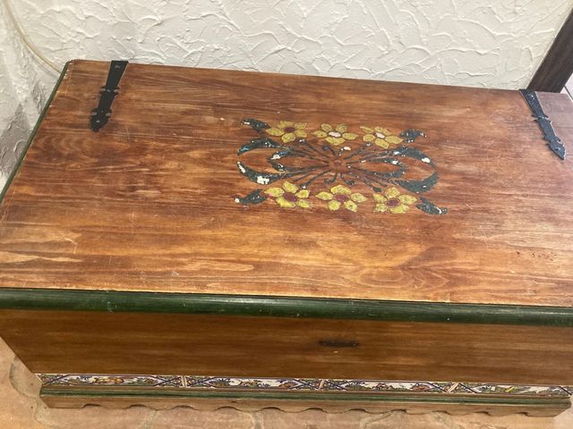 Baúl de madera con detalles cerámicos