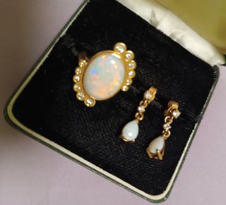 Anillo y pendientes oro 18 kl  diamantes y ópalo