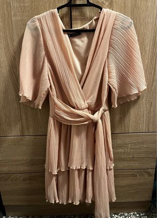 Vestido rosa plisado con cinturón