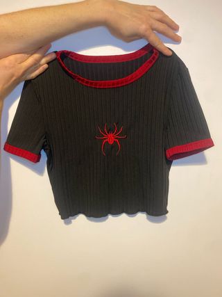 Camiseta negra con araña roja