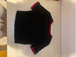 Camiseta negra con araña roja