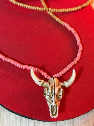 Collar con colgante de calavera