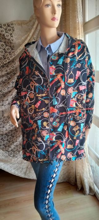 Chaqueta oversize con capucha estampada