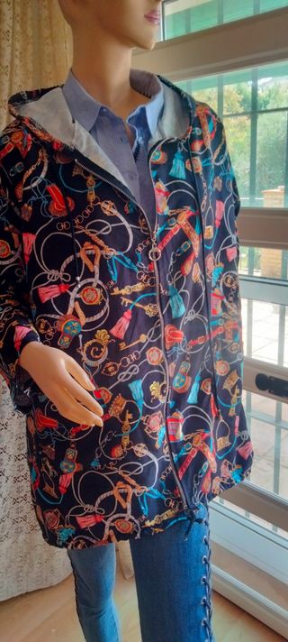 Chaqueta oversize con capucha estampada