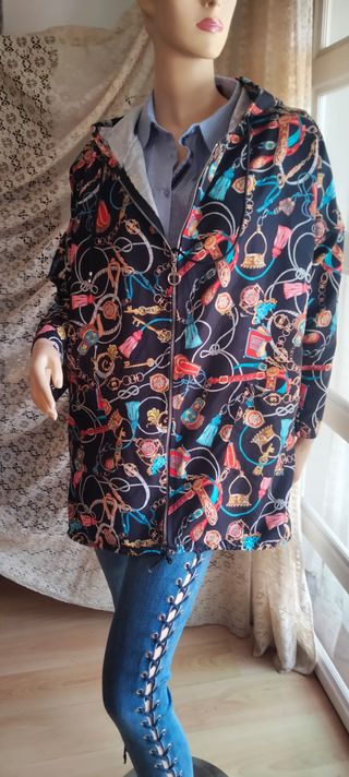 Chaqueta oversize con capucha estampada