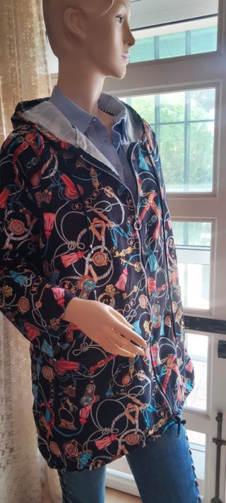 Chaqueta oversize con capucha estampada