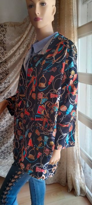 Chaqueta oversize con capucha estampada