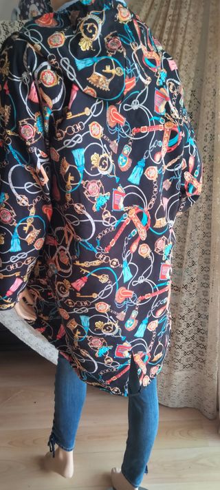 Chaqueta oversize con capucha estampada