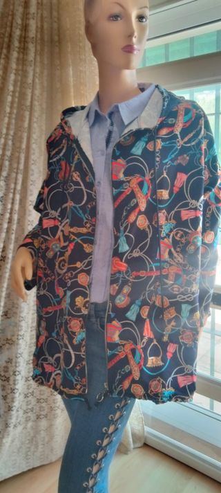 Chaqueta oversize con capucha estampada