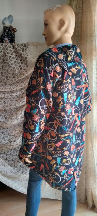 Chaqueta oversize con capucha estampada