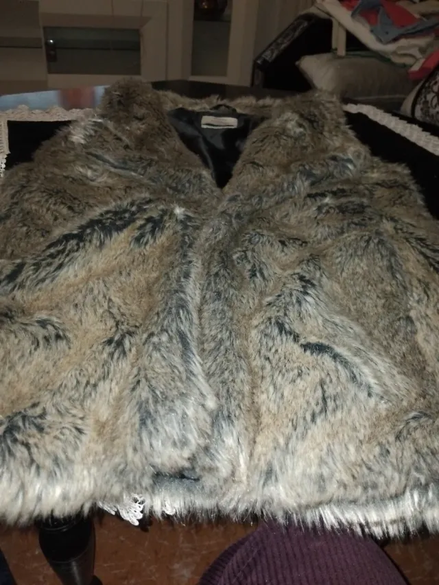 Chaleco pelo sintético Bershka Talla L
