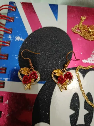 Conjunto Collar y Pendientes Corazón Dorado