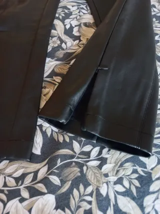 Pantalón efecto piel mujer