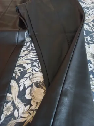 Pantalón efecto piel mujer