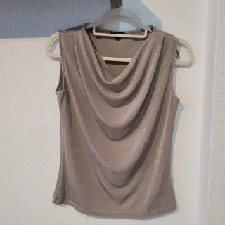 Top sin mangas con cuello drapeado