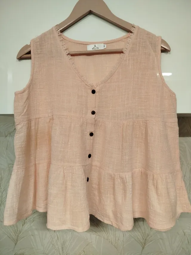 Blusa rosa sin mangas con botones