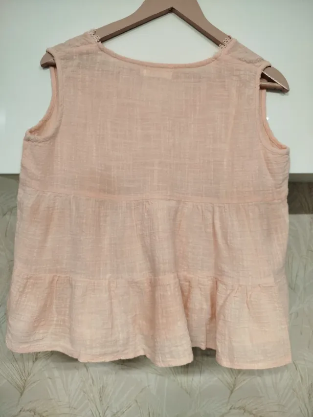 Blusa rosa sin mangas con botones