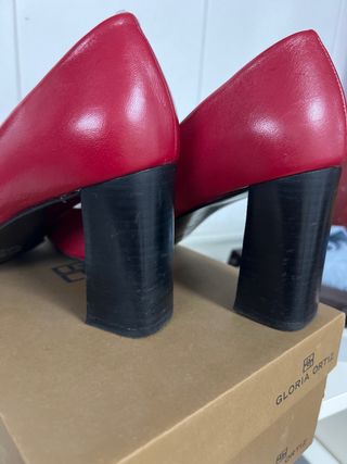 Zapatos de tacón Gloria Ortiz rojos. piel