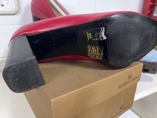 Zapatos de tacón Gloria Ortiz rojos. piel