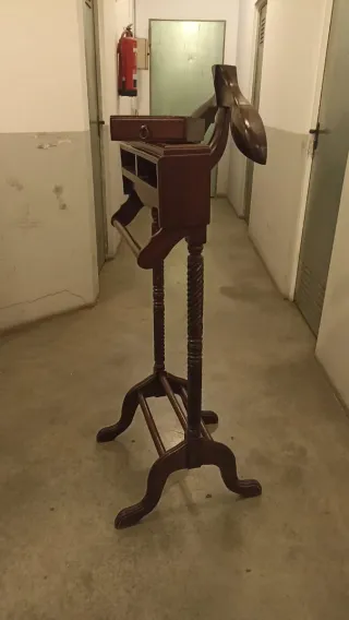 Perchero de valet de madera oscuro