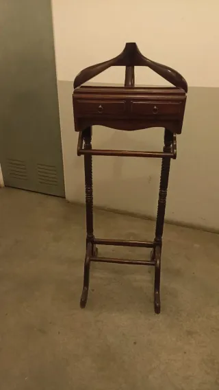 Perchero de valet de madera oscuro