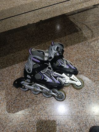 Patines en línea morados y negros, estensibles.