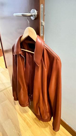 Chaqueta bomber efecto piel ZARA
