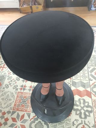 Taburete de diseño con piernas y tacones