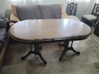 Mesa de salón de madera
