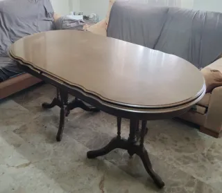 Mesa de salón de madera