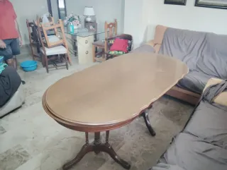 Mesa de salón de madera
