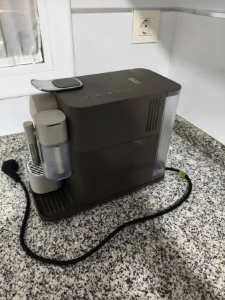 Cafetera Nespresso Latissima DeLonghi One.