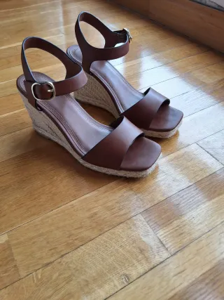 Sandalias cuña Parfois marrones