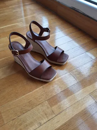 Sandalias cuña Parfois marrones