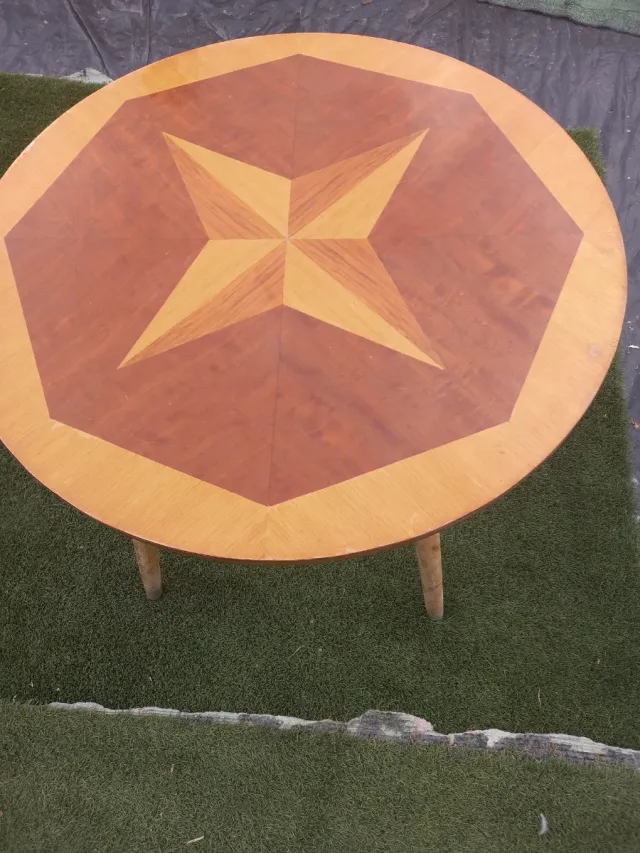 Mesa redonda antigua con estrella