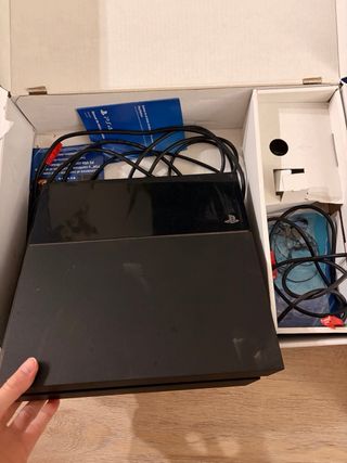 PS4 (PlayStation 4) Negra con Mandos + 16 juegos 