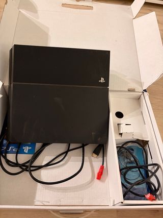 PS4 (PlayStation 4) Negra con Mandos + 16 juegos 