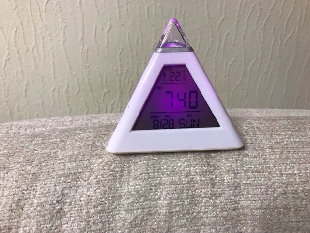 Reloj Piramidal Digital
cambia de color si quieres