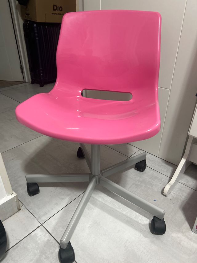 Silla rosa con ruedas