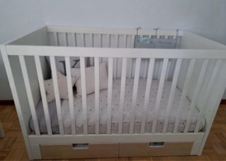 Cuna Stuva blanca con cajones
(sin colchón). 